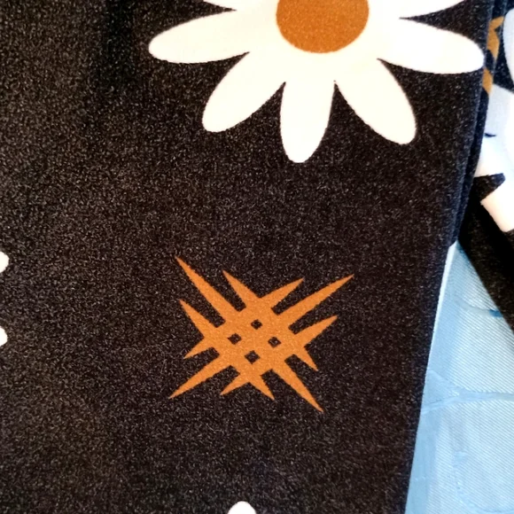 LuLaRoe Black White Gold Daisy Floral Buttery Soft Leggings Tall And Curvy TC - Picture 2 of 3